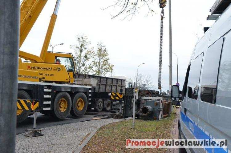 TIR przewrócił się na rondzie przy tamie we Włocławku. Ruch został zablokowany [ZDJĘCIA]
