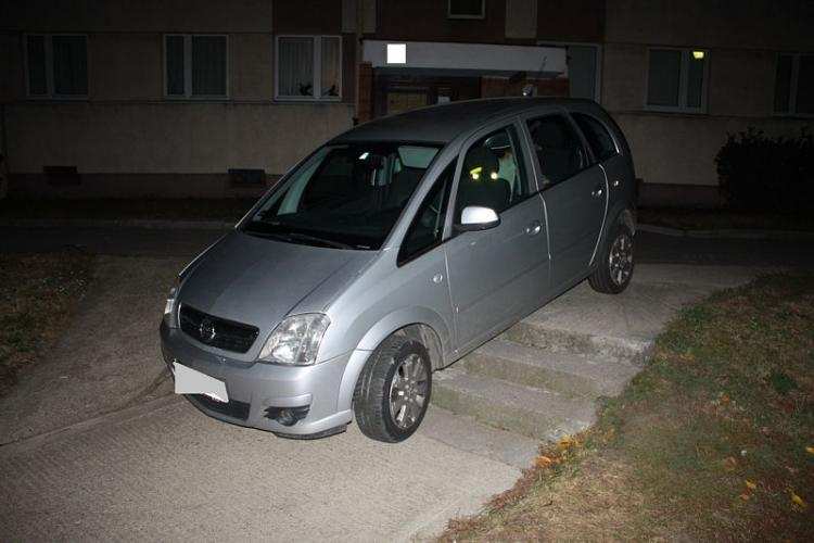 Nietuzinkowy sposób parkowania. Postawił samochód na …