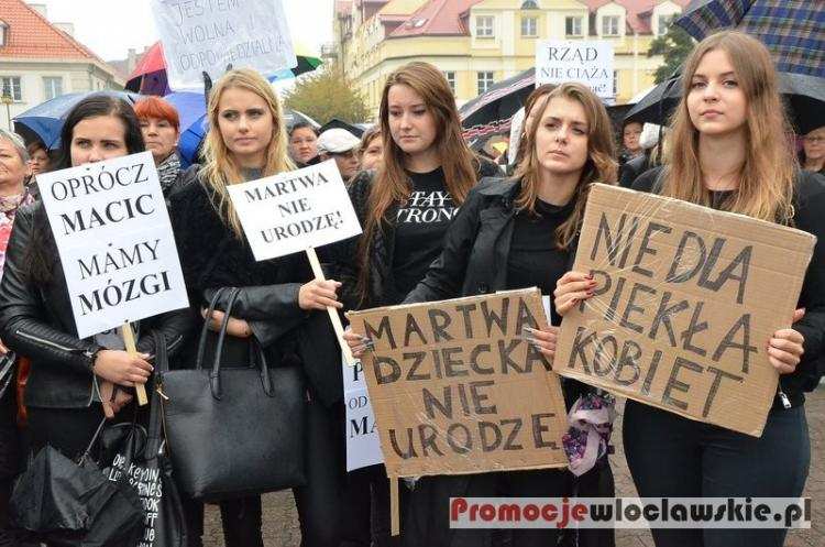 Czarny poniedziałek. Kilkaset  włocławianek protestowało przeciw zaostrzeniu przepisów aborcyjnych [