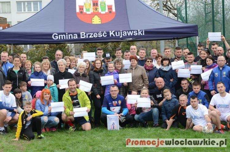 Wielka akcja charytatywna w Brześciu Kujawskim. Samorządowcy zagrają mecz życia dla Oli i Magdy. Doł