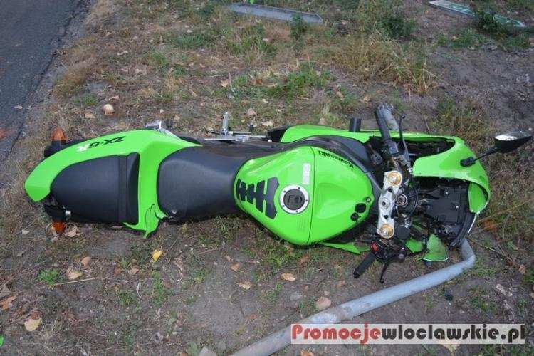Nie zapanował nad motocyklem i ściął znak drogowy [ZDJĘCIA]