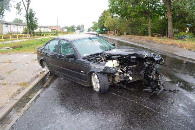„Poszedł na czołówkę”: BMW zderzyło się z Fordem [ZDJĘCIA]