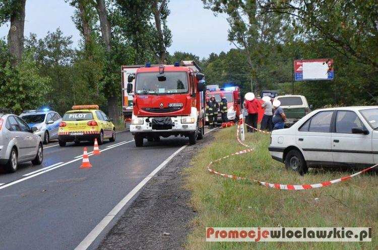 Tragedia na DK62 pod Włocławkiem: Auto uderzyło w słup energetyczny [ZDJĘCIA]