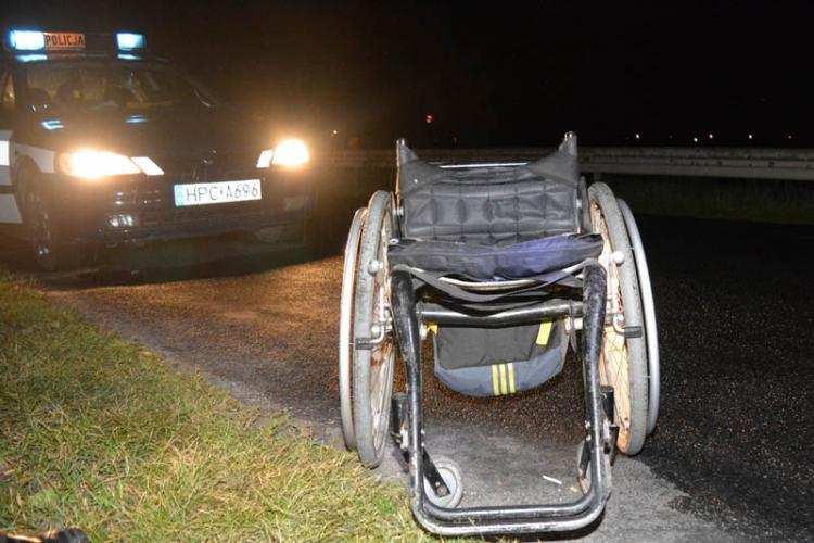 Motorowerzysta uderzył w wózek inwalidzki. Poruszający się nim „wydmuchał” 2,1 promila
