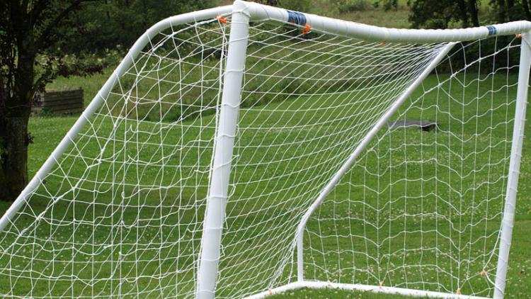 21-latek wisiał już na bramce. Policjanci uratowali desperata