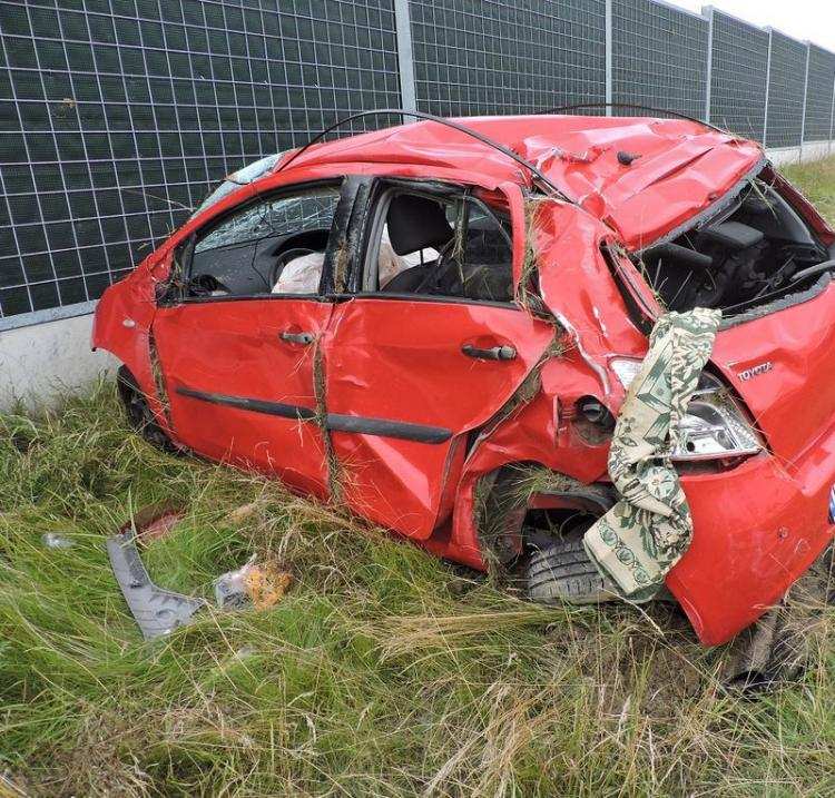 Wypadek na A1: Nie zapanował nad autem i dachował [FOTO]