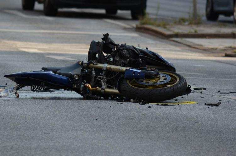 68-latka uderzyła samochodem w motocyklistę. 27-latek trafił do szpitala