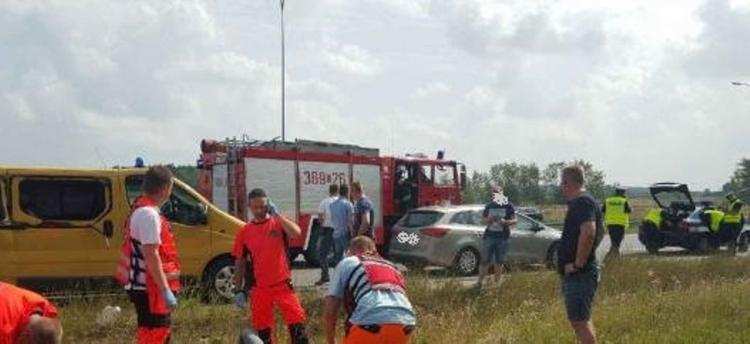 Policja, straż pożarna oraz helikopter  w akcji. 5 osób trafiło do szpitala [ZDJĘCIA]