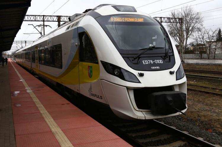 Pociągi znacznie przyspieszą! Kolej inwestuje miliony w torowiska i perony w naszym regionie