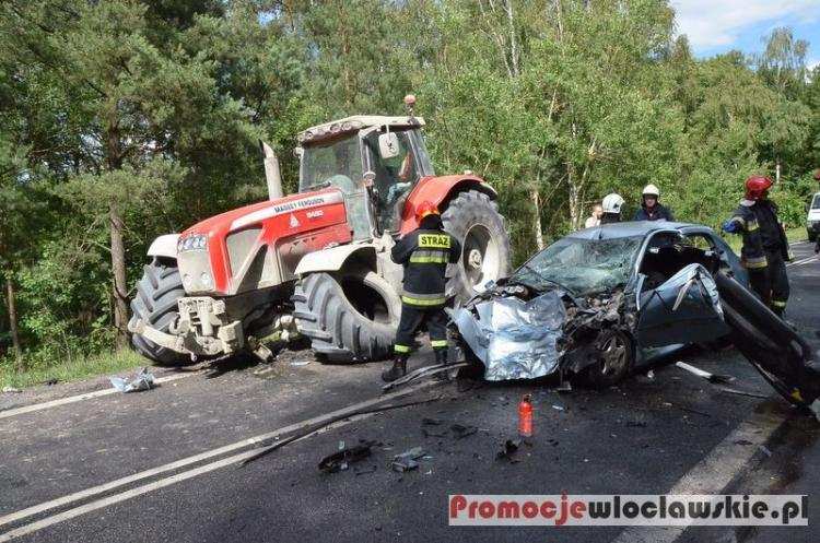 Wypadek w Dobiegniewie. Ciągnik zderzył się z osobówką. Dwie osoby w szpitalu [ZDJĘCIA]