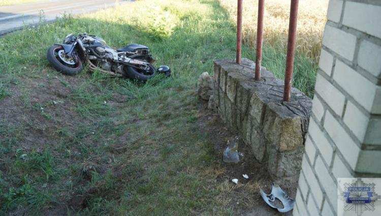 Wypadek motocyklisty. 23-latek uderzył w przydrożny murek. Odniósł poważne obrażenia