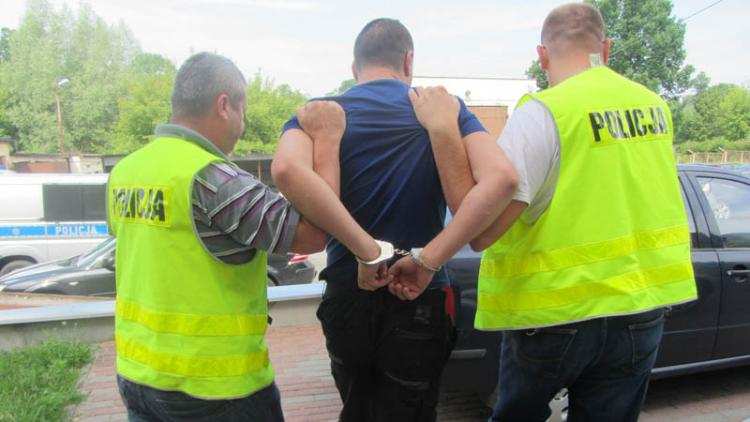 Poszukiwany listem gończym chciał przekupić policjantów. Wrzucił im pieniądze do radiowozu