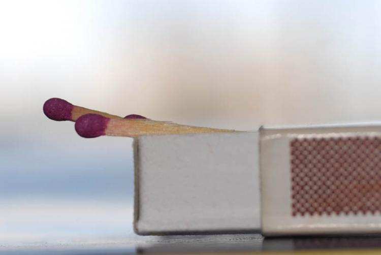 Awanturnik uszkodził blat w sklepie. Zdenerwował się bo … nie było zapałek