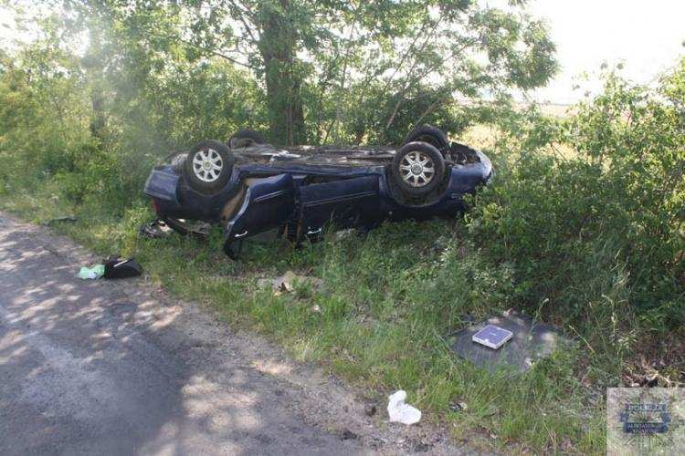 Auto dachowało a w środku kompletnie pijani kierowca i dwie osoby