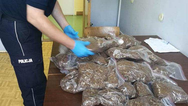 W okolicy Placu Wolności nieśli torby i zachowywali się nerwowo …