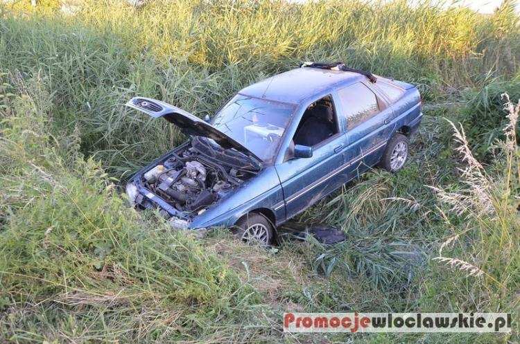 Samochód wjechał na mokradła: Wypadek w Modzerowie pod Włocławkiem [ZDJĘCIA]