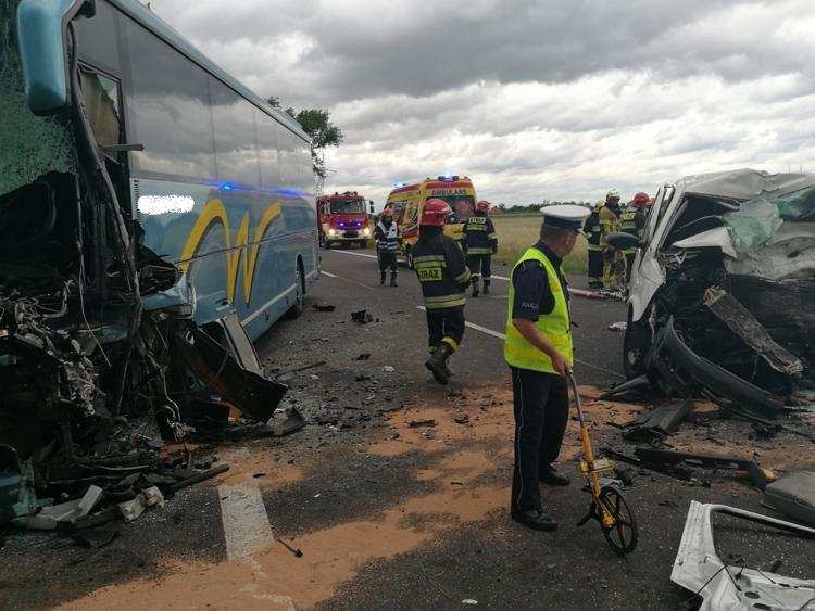 Wypadek z udziałem autokaru pod Włocławkiem. Kierowca nie żyje, 10 osób w szpitalu