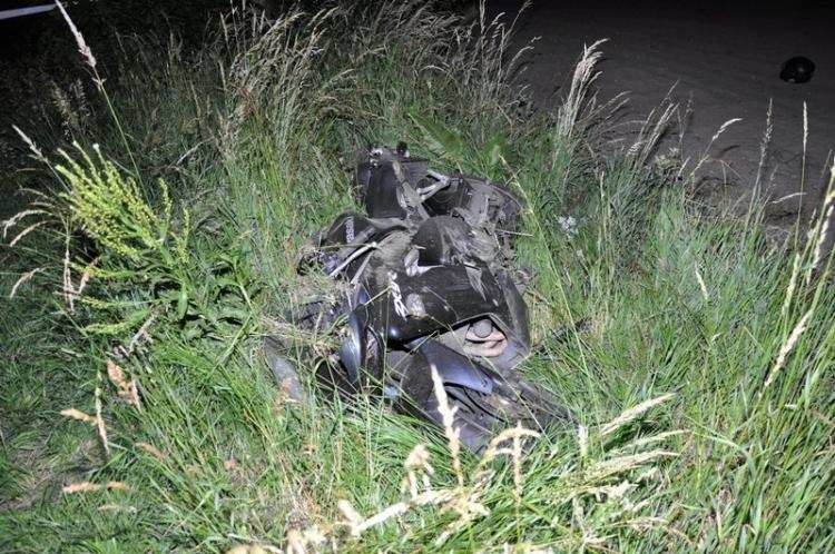 Tragedia z udziałem motocyklisty. Kawasaki uderzyło w tablice na łuku drogi [FOTO]