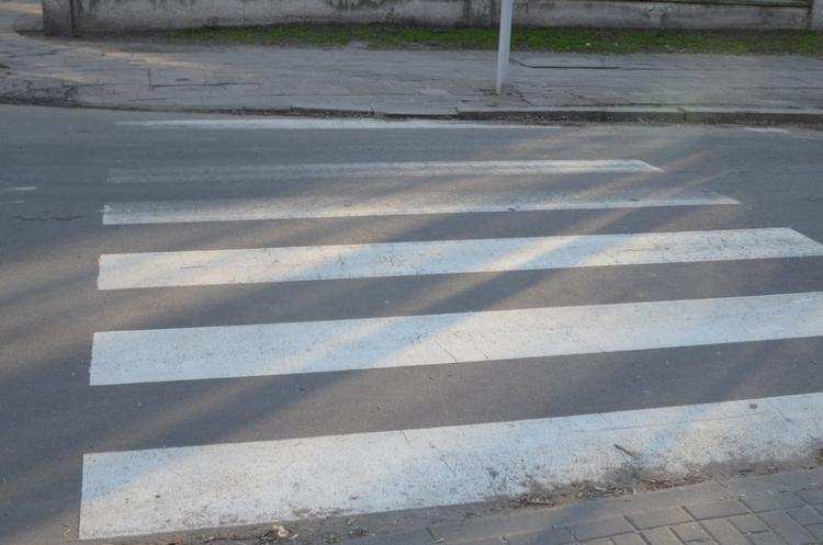 Potrącona piesza trafiła do szpitala. Przechodziła w miejscu niedozwolonym