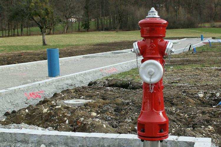 Pijana 16-latka uszkodziła hydrant i uciekła z miejsca zdarzenia