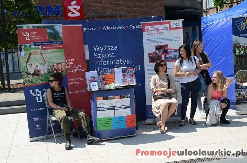 Targi Szkół przed Wzorcownią we Włocławku
