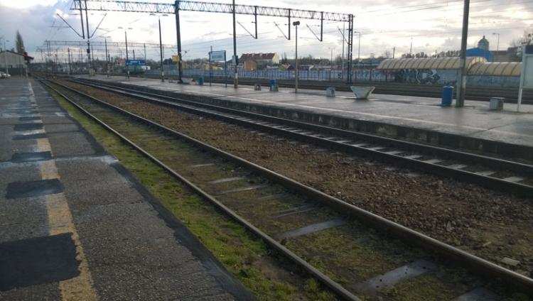 Radiowóz jadący na sygnale uderzył w  latarnię