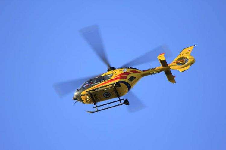 Wypadek za wypadkiem: Potrącenia rowerzysty i pieszego, uderzenie w drzewo i helikopter w akcji