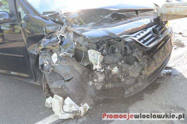 Wypadek dwóch obcokrajowców w Wistce: Volkswagen zderzył się z ciężarówką [ZDJĘCIA]