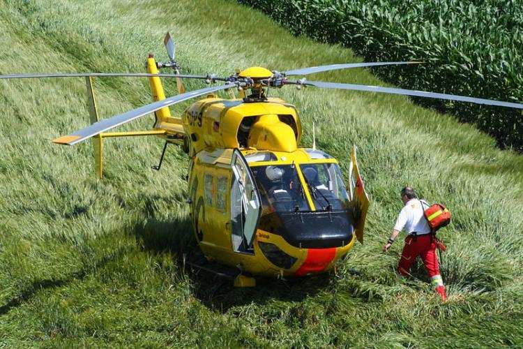 17-latek uderzył w drzewo: Pasażer w stanie ciężkim przetransportowany helikopterem do szpitala