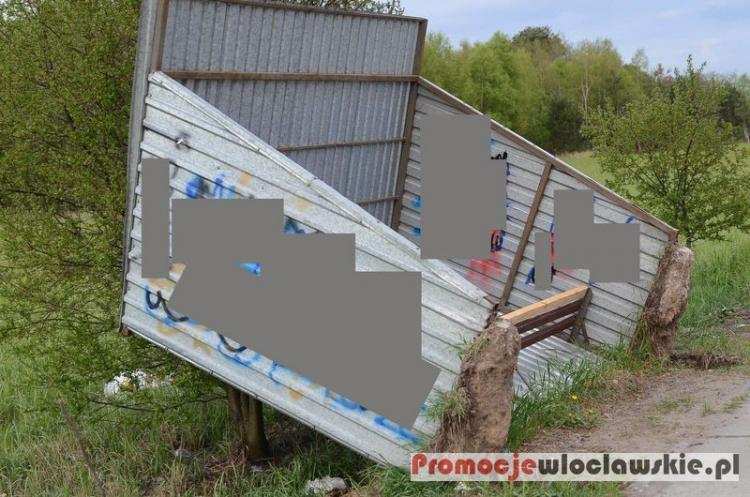 Zobacz co się stało z przystankiem. Wywrócona wiata... [ZDJĘCIA]