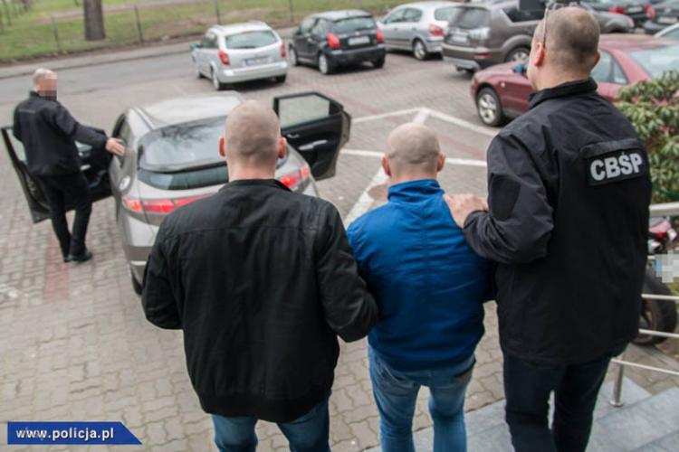 Wyłudzili co najmniej 120 mln zł VAT! Policja doprowadziła ich do prokuratury we Włocławku