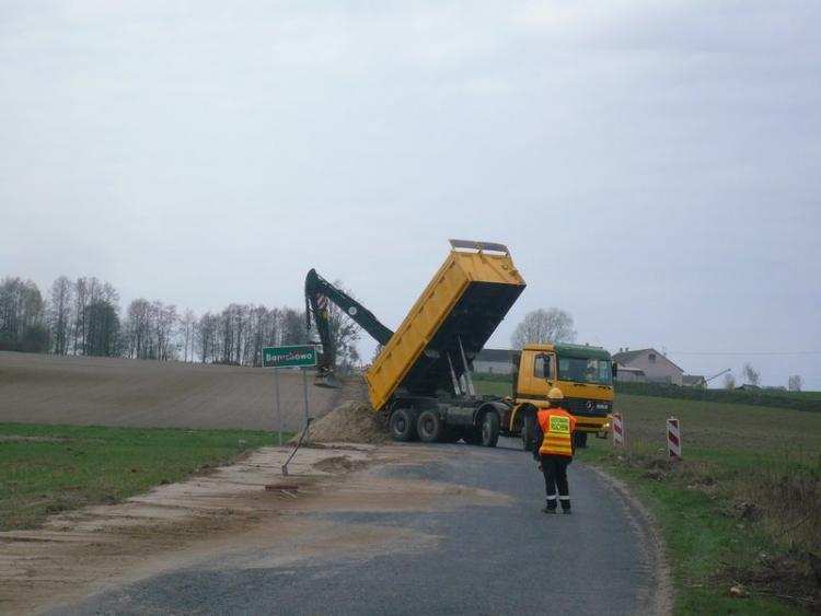 Trwa przebudowa drogi powiatowej  Kowal - Dobrzelewice - Baruchowo. Kiedy koniec prac?
