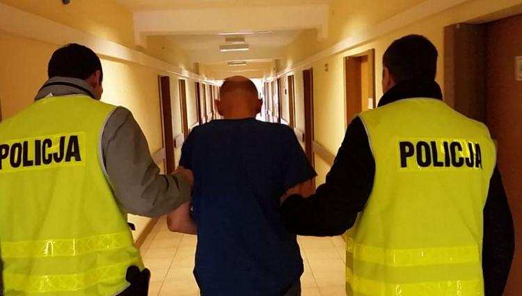 Chwile grozy we Włocławku: Wyjął nóż z kieszeni i zaatakował policjantów