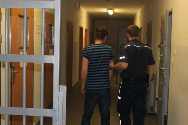 Wyszedł na spacer z psem. Napastnicy kopali go i okradli. 21- latek doznał poważnych obrażeń