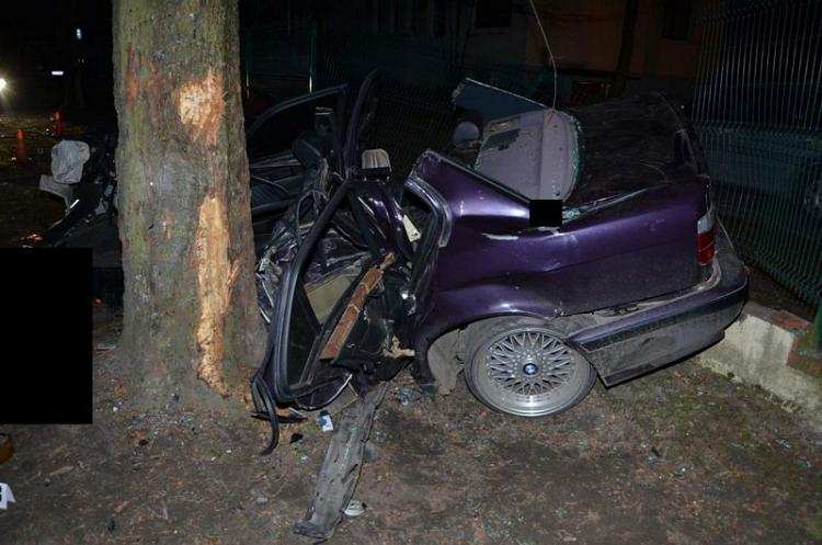 Tragedia na drodze: Samochód uderzył w drzewo. W wypadku zginęły 2 osoby