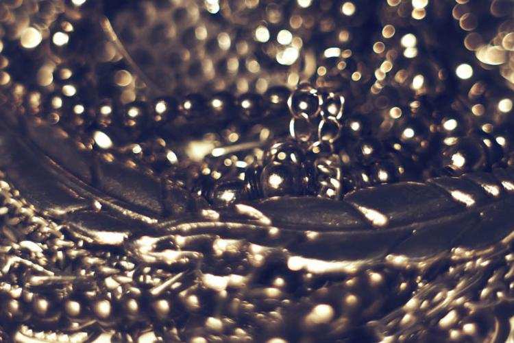 Nie zamknęła drzwi na klucz. Z mieszkania zginął telewizor i złota biżuteria