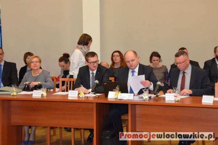 „Okrągły stół nie jest okrągły, ani jego uczestnicy nie są traktowani równo