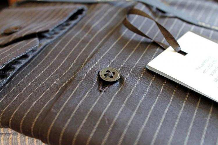 Zgarnął z półki kilkanaście koszulek i uciekł