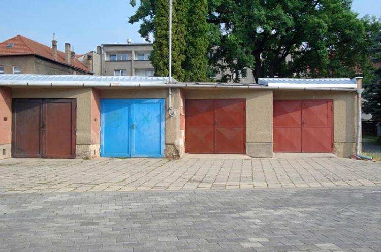 Policjanci postanowili zajrzeć do jednego z garaży. Co odkryli?