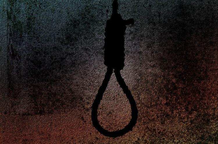 Policjanci uratowali desperata: Wisiał już na linie