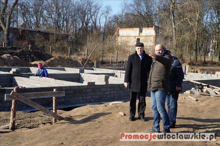 Starosta wizytował budowę domków dla podopiecznych WPOW w Brzeziu 