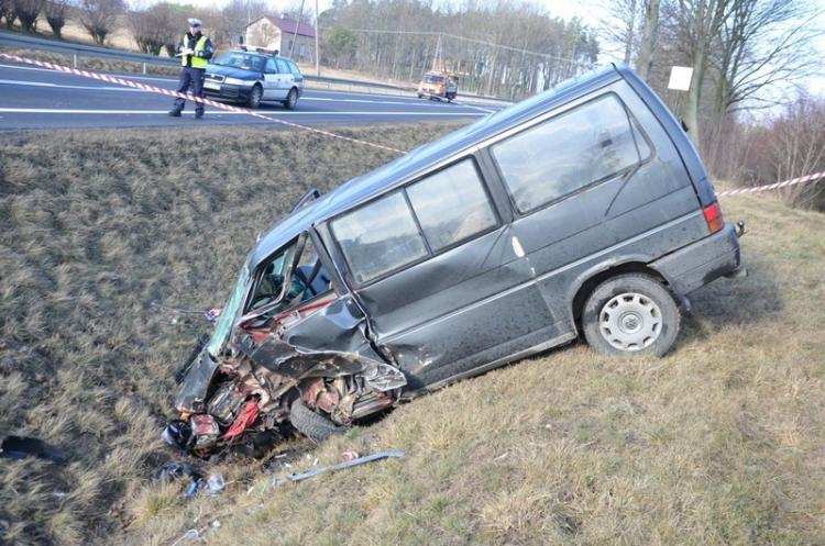 Tragiczne zderzenie osobówki z busem. Nie żyje kobieta, trzy osoby trafiły do szpitala [FOTO]