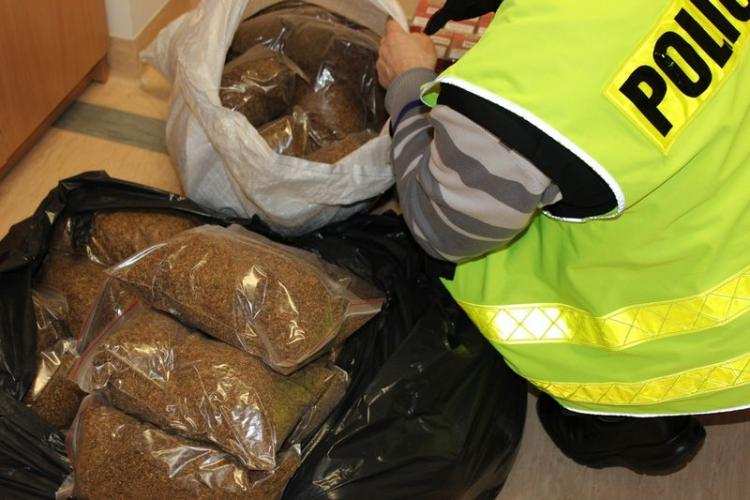 Przewozili wypchane worki. W bagażniku mieli towar za kilkadziesiąt tysięcy