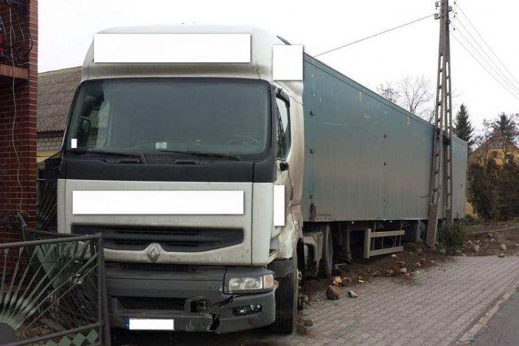 Tragedia wisiała na włosku: TIR wjechał na posesję [FOTO]