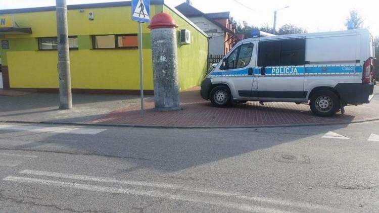 Nie opanował auta i wjechał w słup ogłoszeniowy