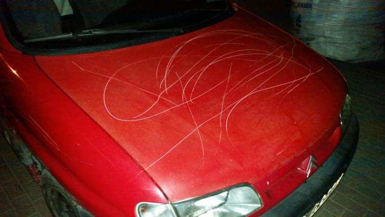 Porysowali śrubokrętami kilka zaparkowanych aut we Włocławku