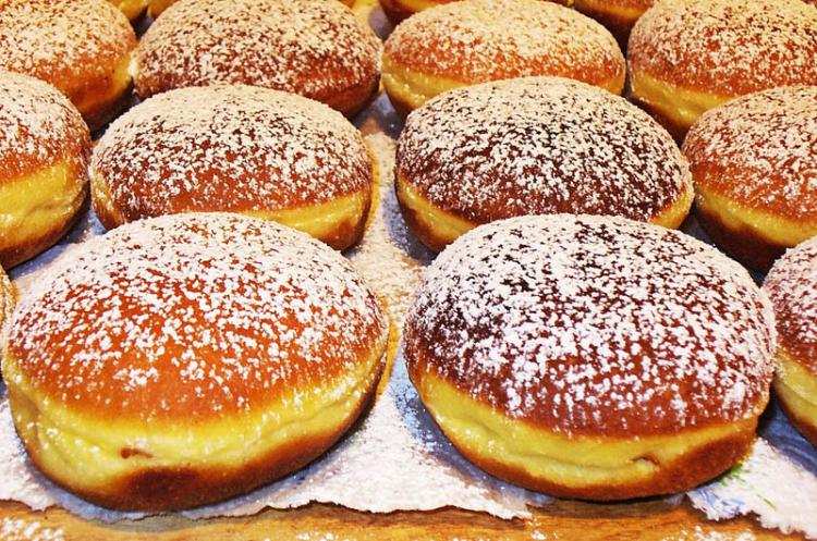 Dziś tłusty czwartek! Mamy przepis na domowe pączki. Ile ich zjemy?