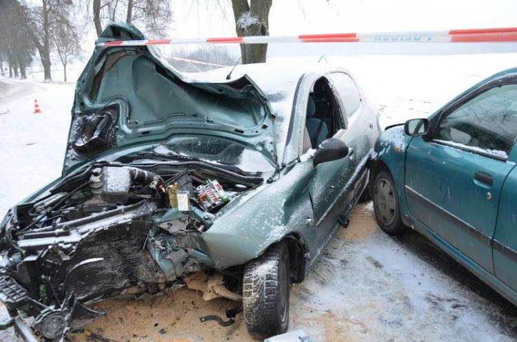 Zjechał na pobocze i uderzył w drzewo. 17-latek z poważnymi obrażeniami w szpitalu [FOTO]