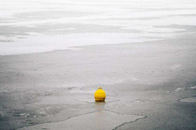 Tragedia nad stawem: Zwłoki mężczyzny znaleziono pod lodem