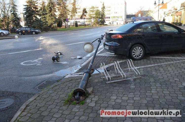 Ściął latarnię uliczną, która przewracając się uszkodziła pojazd [ZDJĘCIA]